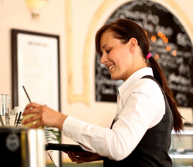 Las mujeres cobran un 20% menos que los hombres en la hostelería
